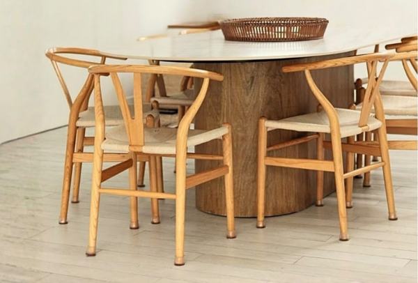 Comedor con mesa de pie de madera y sillas de madera con asiento tejido