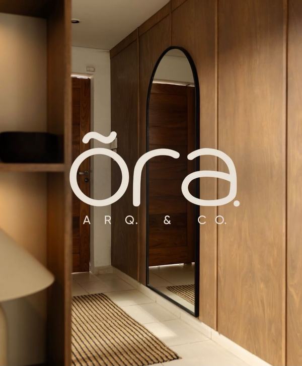 Pasillo revestido en madera con espejo de arco y el logo de Õra